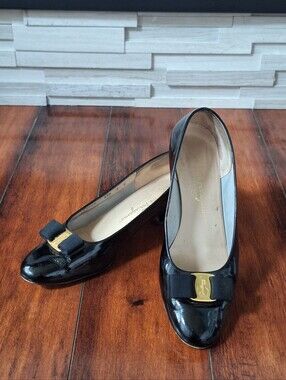 Salvatore Ferragamo Vara Bow Pumps Black Patent Leather Gold Logo Size 9C Italy